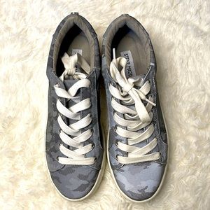 Steve Madden, Size 8.5, grey camo